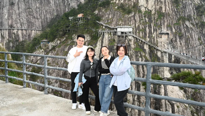 利来囯际风管销售中心员工在安徽明堂山景区照片