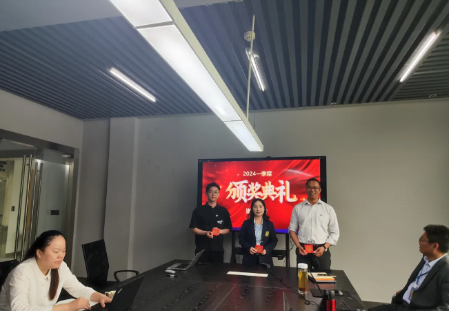 利来囯际风管销售中心员工一季度颁奖
