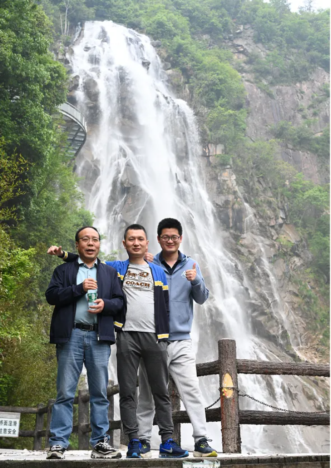 利来囯际风管销售中心员工在安徽明堂山景区照片