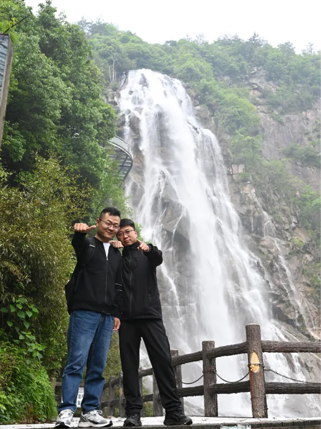 利来囯际风管销售中心员工在安徽明堂山景区照片